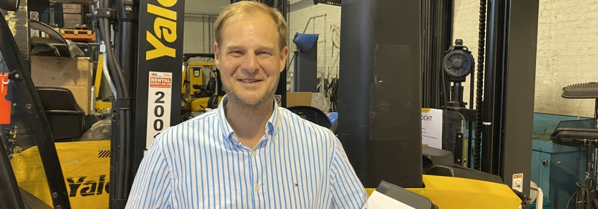 Jo met heftrucks erachter