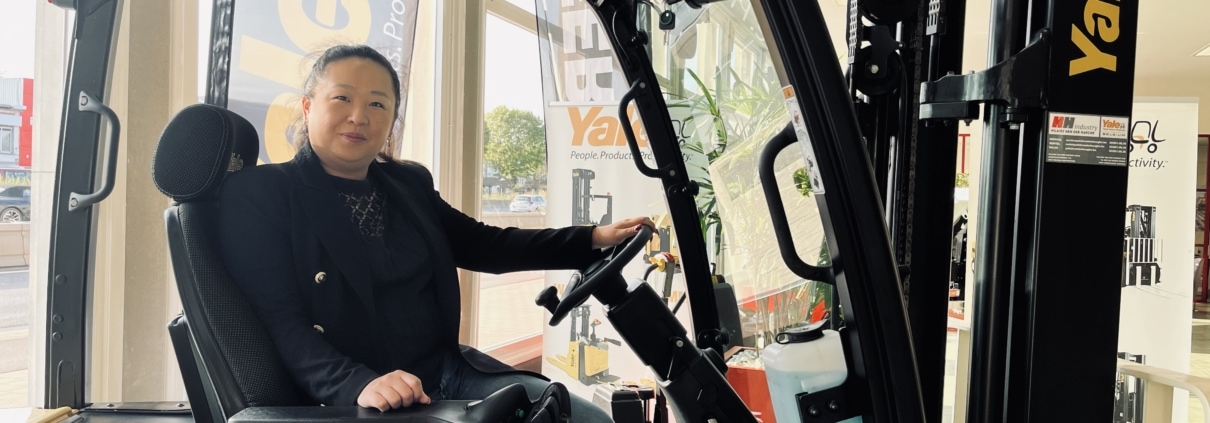 Shu, de nieuwe back-office coordinator die zit op een heftruck